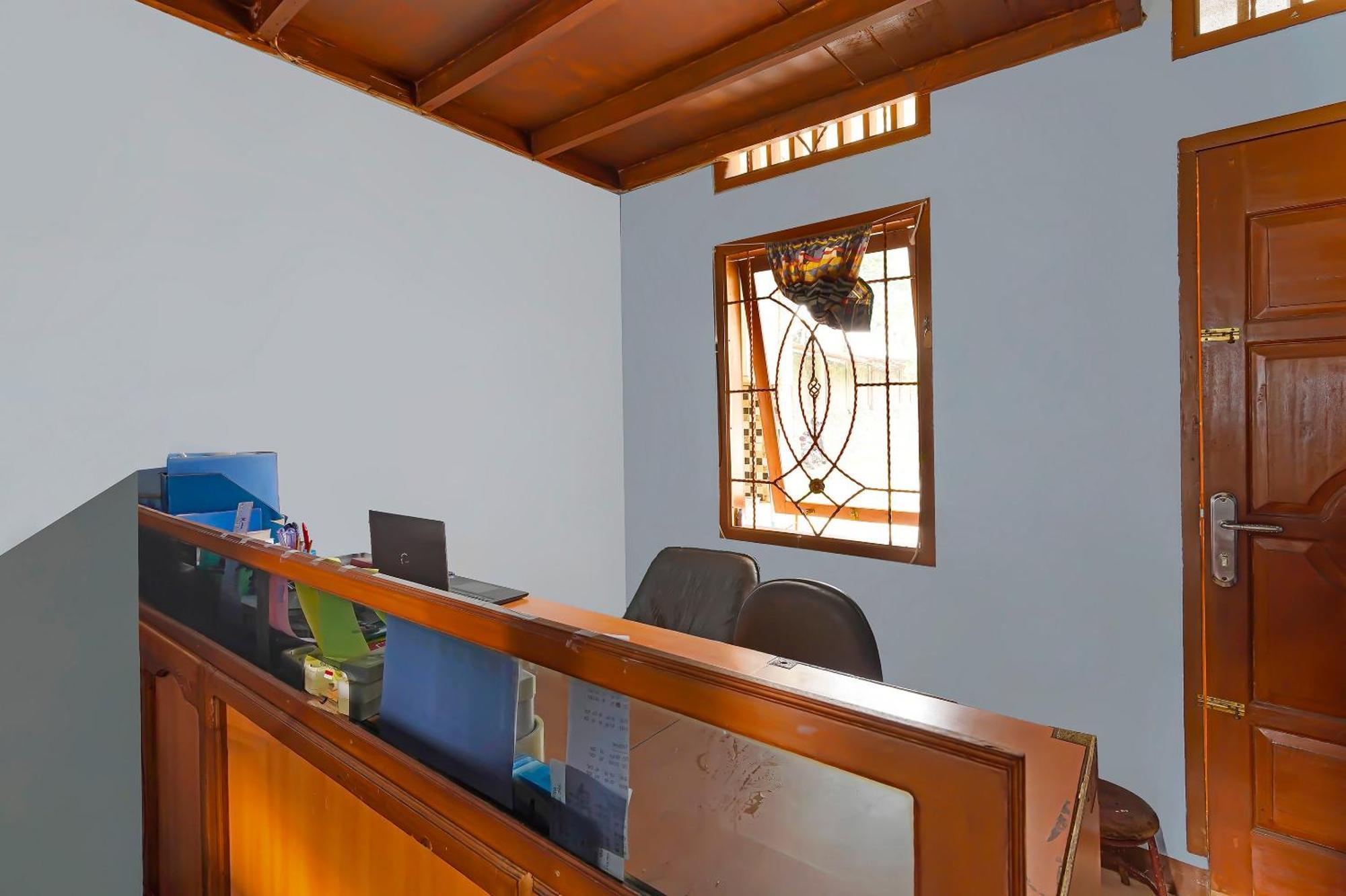 Oyo 92893 Santana Syariah Hotel Tarogong
